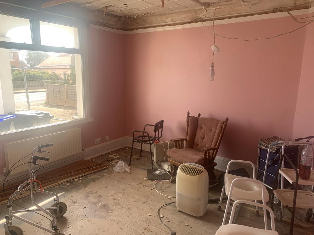 Lot: 52 - FREEHOLD DETACHED BUNGALOW WITH PLANNING FOR FOUR STUDIOS/BEDSITS -